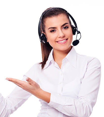 Mujer de negocios sonriendo extendiendo su mano para un apretón de manos.