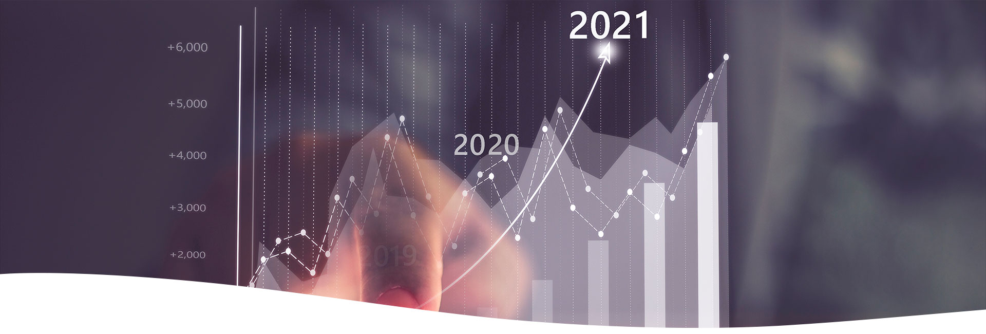 Mano utilizando una Tablet la cual proyecta gráficos financieros en realidad aumentada