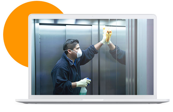 Personal de limpieza desinfectando el ascensor