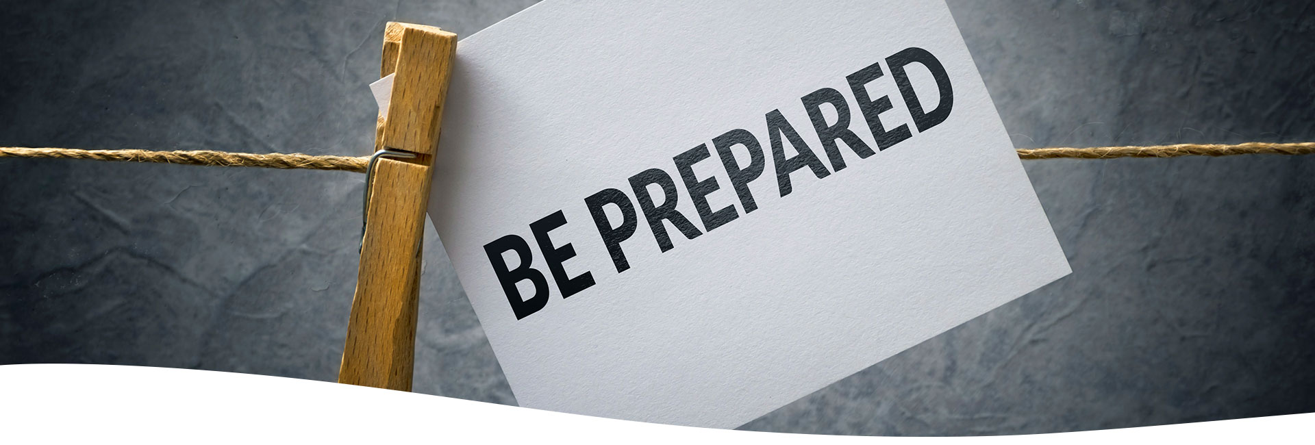 Frase “Estar preparado” en un papel sujetado en una cuerda con una pinza de ropa