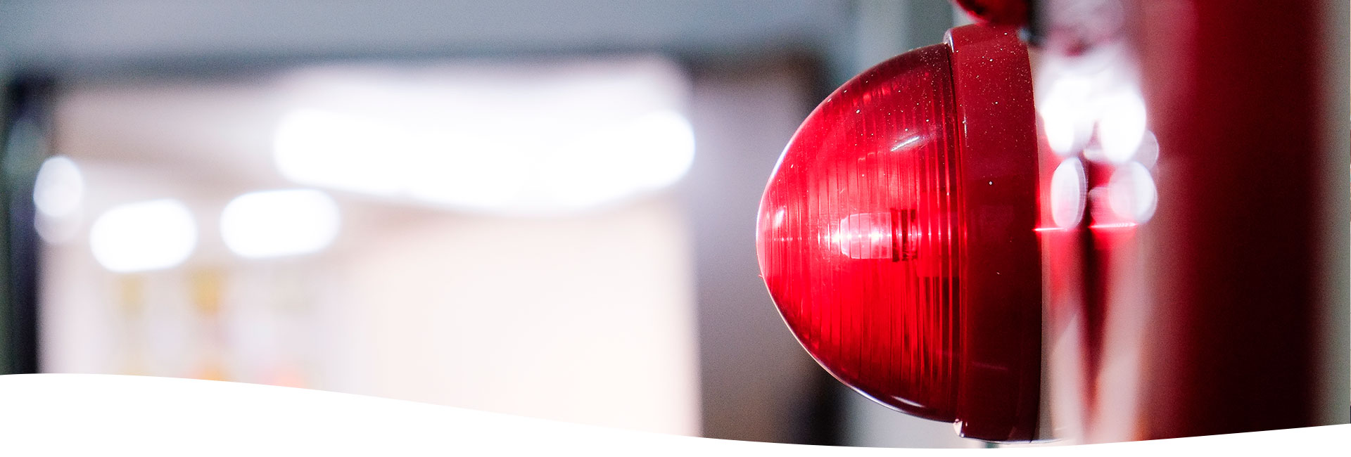 Alarma y luces de emergencia en un edificio