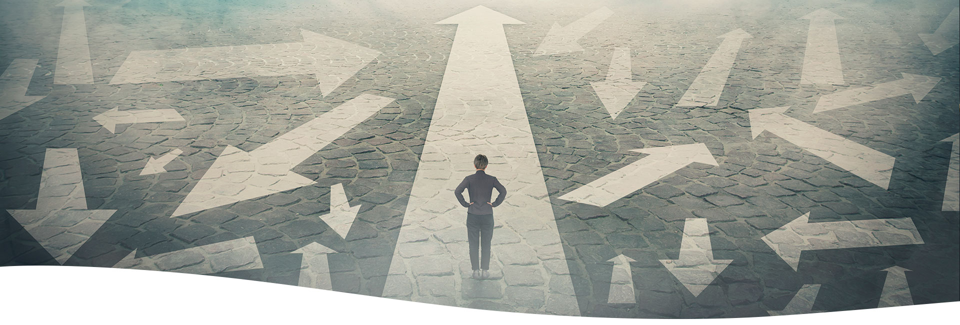 Persona con sus manos en la cadera eligiendo el camino al cual dirigirse