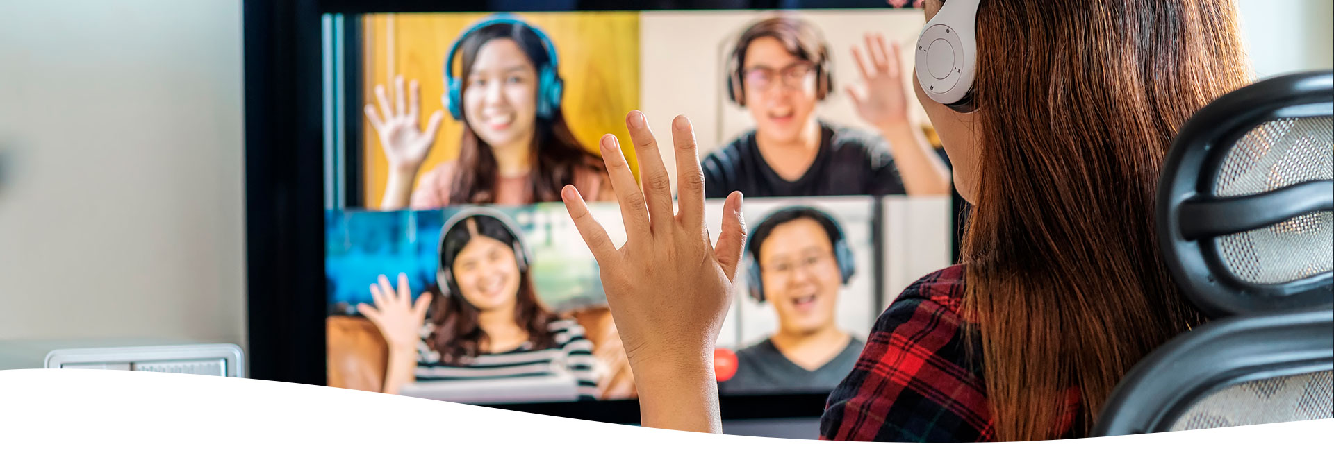 Mujer saludando en una videollamada a sus compañeros de trabajo