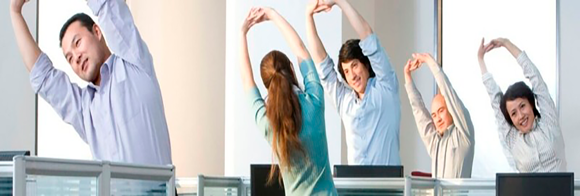 Personas en la oficina haciendo pausas activas