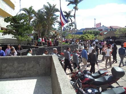 Un grupo de personas en una plazaDescripción generada automáticamente