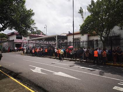 Un grupo de personas en una calleDescripción generada automáticamente